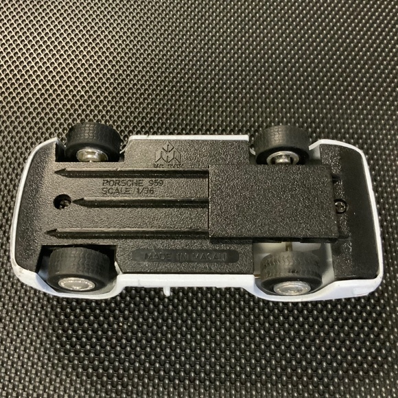 Porsche 959 1/36 Scale Toy Car - Picture 10 of 11